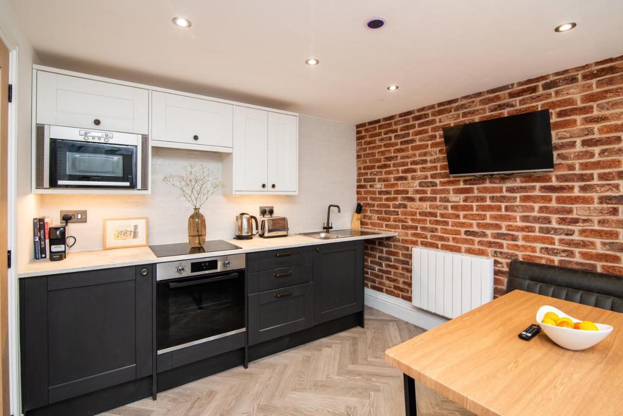 Modern Finish To A Historic Brewers House, Derby Villa Exterior photo