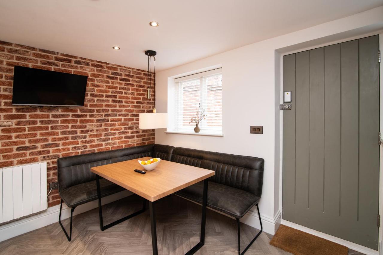 Modern Finish To A Historic Brewers House, Derby Villa Exterior photo